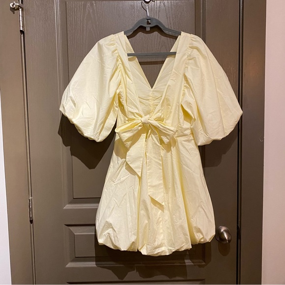 NWT H&M Tie-back puffy dress
Colour- Pale yellow - Picture 12 of 16